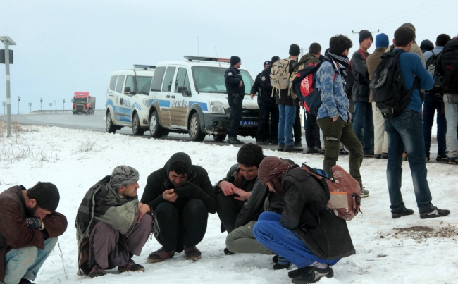 İnsan kaçakçılarının elinden kaçan göçmenler polise sığındı